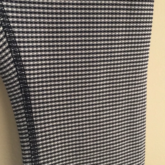 Lululemon wunder under crop size 8 - Picture 2 of 4